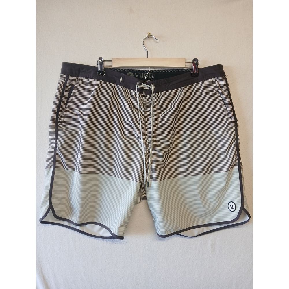 Vuori cruise boardshorts size 38